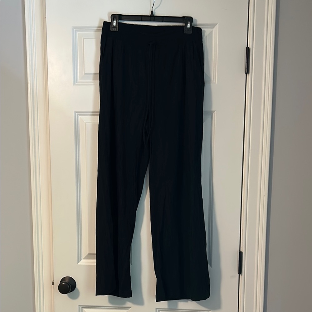 Women’s style and Co gauze beach pants in black. Size large